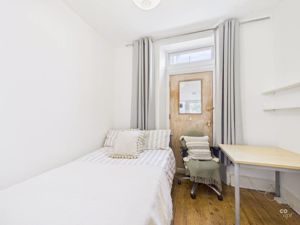 BEDROOM - click for photo gallery